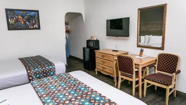 Iron/ironing board, WiFi, bed sheets - Family Suite 1 Queen Room (Anaheim)