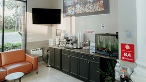 Interior - Family Suite 1 Queen Room (Anaheim)