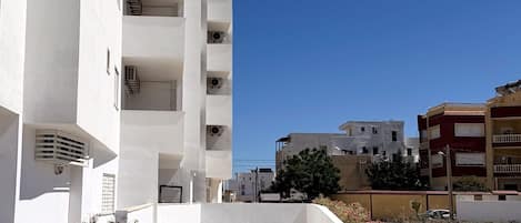المنطقة المحيطة بالمنشأة