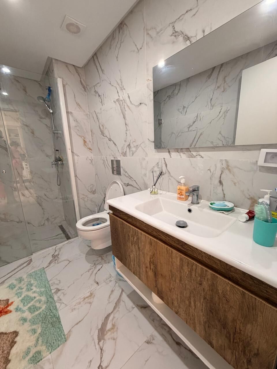 Regadera, secadora de cabello, bidet, toallas 