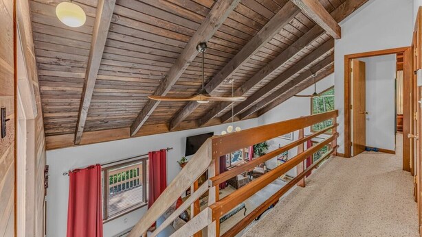 Eine Holztreppe mit Geländer, die zu einer Aussichtsplattform führt.