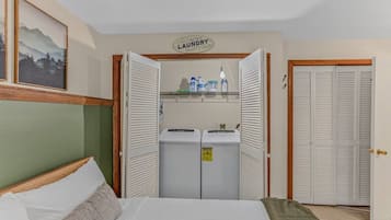 Travel crib, WiFi, bed sheets