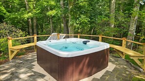 Outdoor spa tub - Peconic Bay Escape ~ Pool, Hot Tub and 4BD ~ 1 Acre Home (Sag Harbor)
