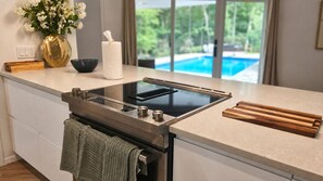 Wasserkocher mit Kaffee-/Teezubehör, Kühlschrank, Mikrowelle, Ofen