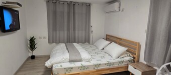 Queen 1 - Tranquil 1-bedroom hotel suites in Kiryat Ata