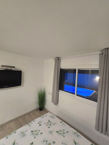 Queen 1 - Tranquil 1-bedroom hotel suites in Kiryat Ata