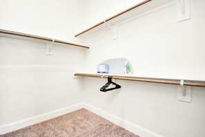 Een kamer met een balletstang, een rek voor balletveters en een vloerbedekking.