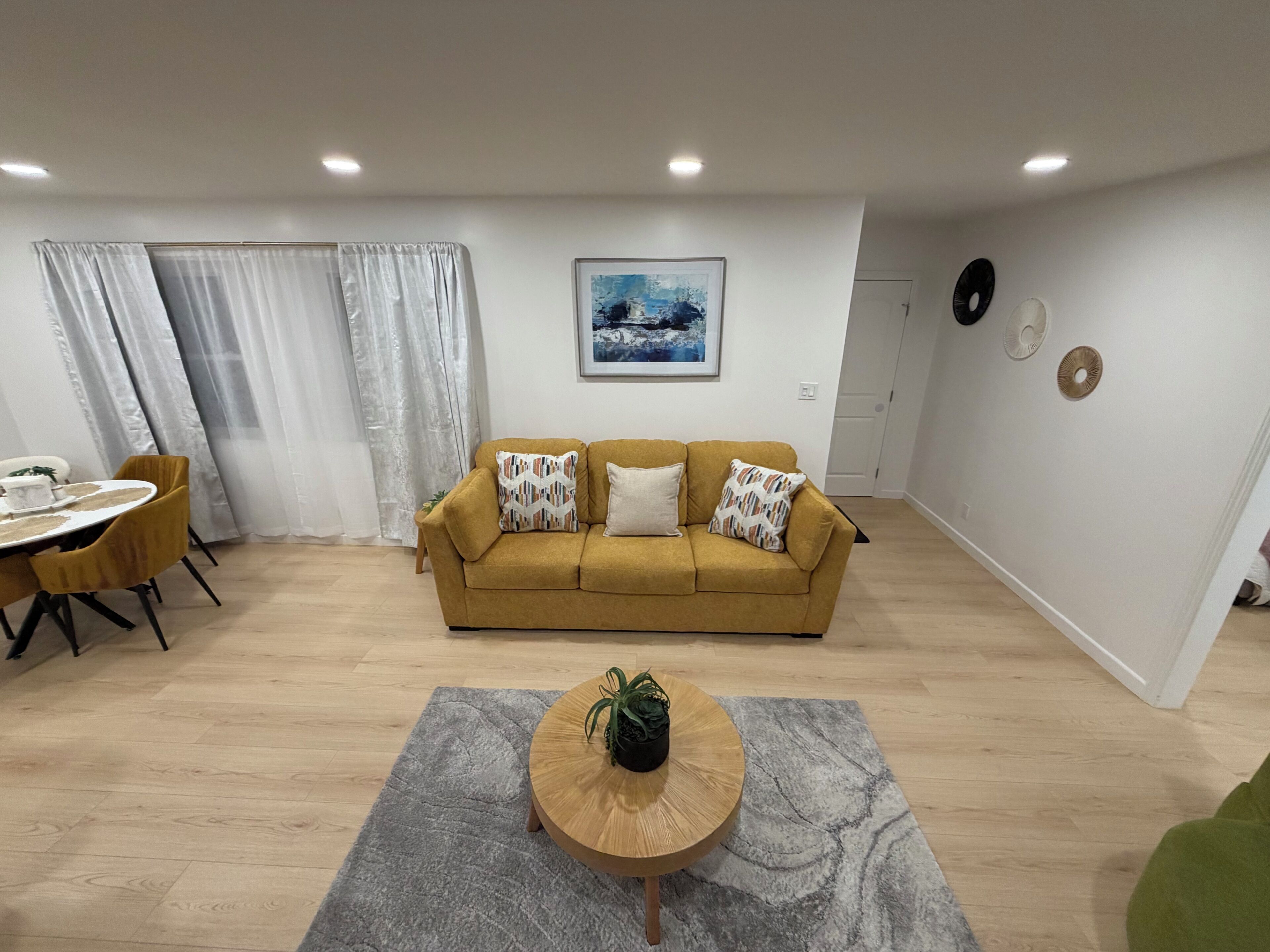 Smart TV, fireplace, stereo