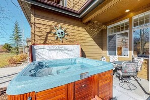 Terrace/patio - North Pond Retreat -Waterfront, Hot Tub, Fireplace (Silverthorne)