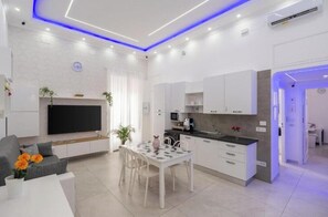 Interior - HG White - King Room with Balcony | Comfort and Views in the Heart of Naples (Napoli)