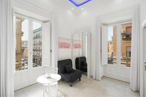 Interior - HG White - King Room with Balcony | Comfort and Views in the Heart of Naples (Napoli)
