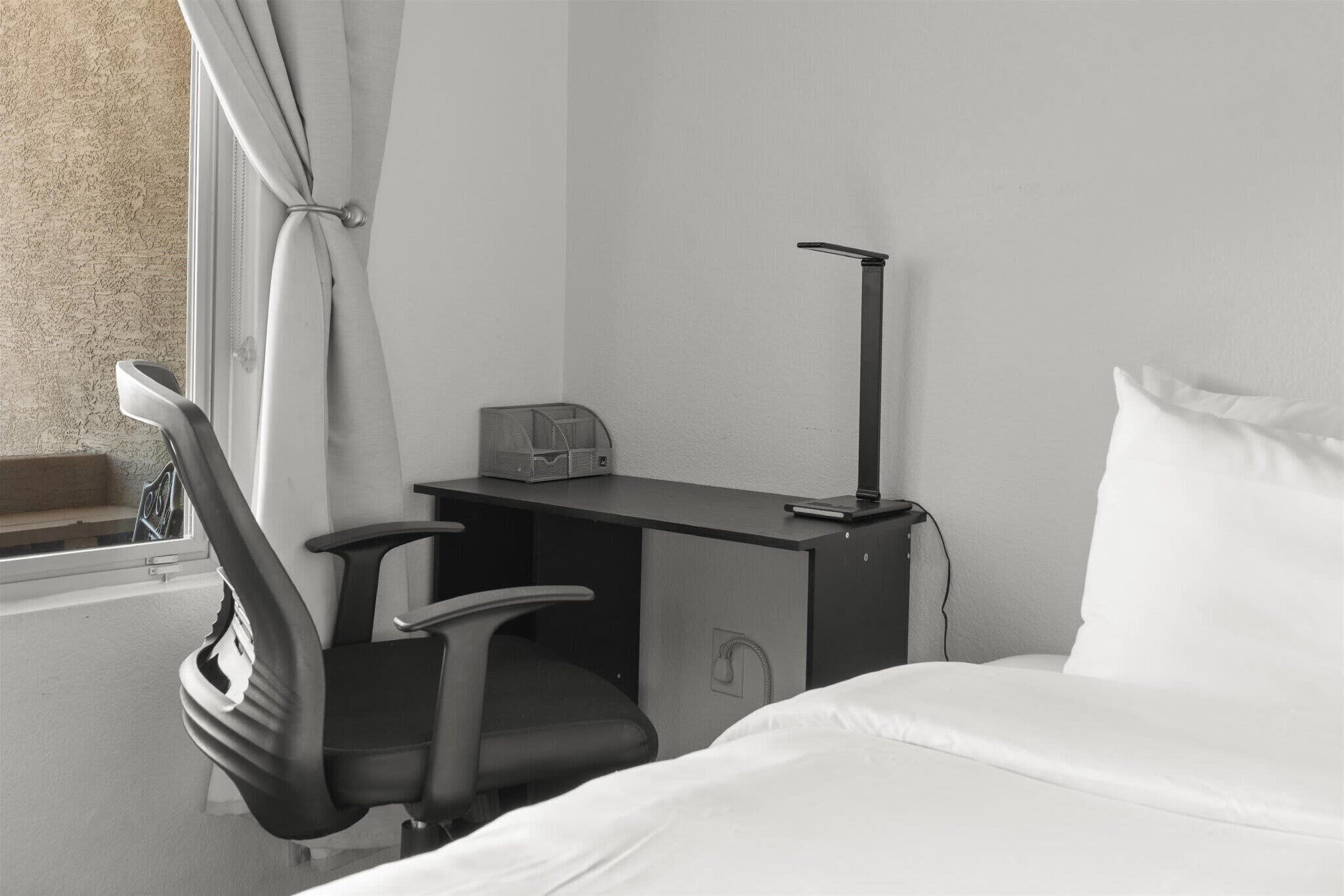 2 bedrooms, desk, WiFi, bed sheets