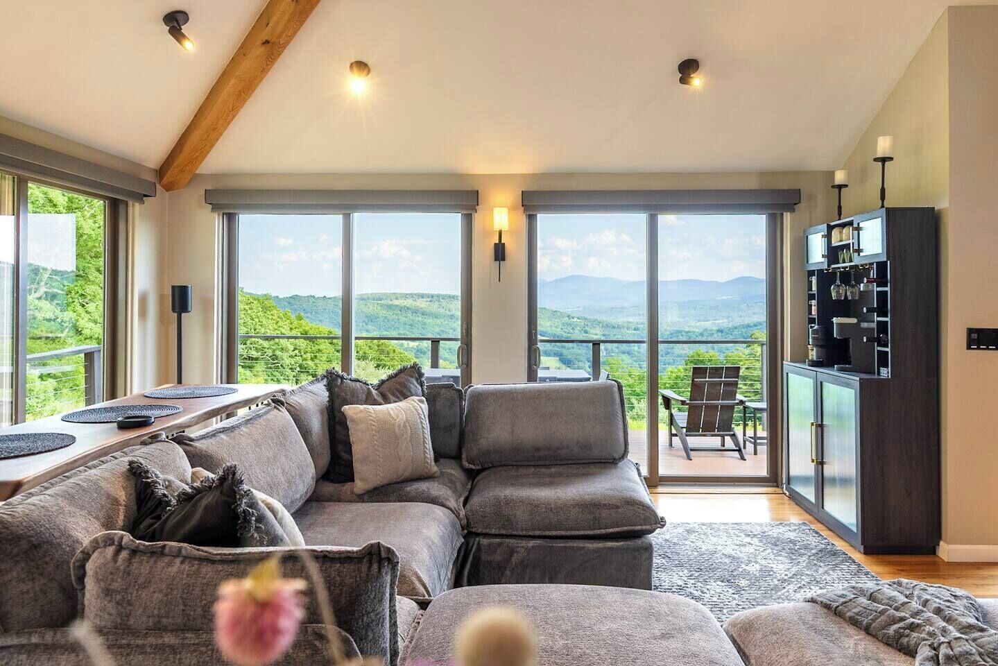 Televisión, chimenea y estéreo 
