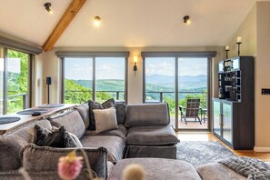 Televisión, chimenea y estéreo 