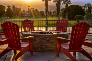 Terrace/patio - Coachella Music Festival - Fabulous apartment in Palm Desert, Shuttle to Grounds (Palm Desert)