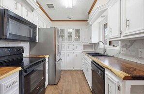 Unclassified image, 3 of 11, button - 3-bedroom house in lovely Lubbock with AC for your stay (Lubbock)