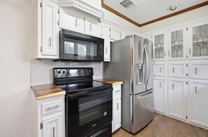 Unclassified image, 3 of 11, button - 3-bedroom house in lovely Lubbock with AC for your stay (Lubbock)