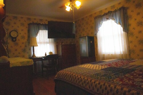 Spacious 3-bedroom house, close to downtown Dayton, UD, AFB, & Hospitals