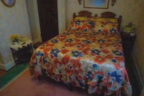 Tabla de planchar con plancha, internet y ropa de cama