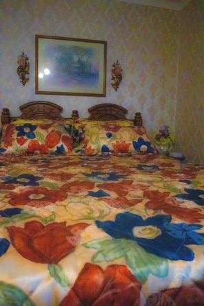 Tabla de planchar con plancha, internet y ropa de cama