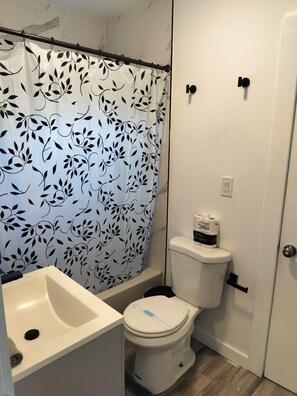 Haartrockner, Handtücher, Seife, Toilettenpapier