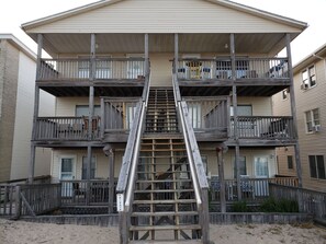 Ein mehrstöckiges Gebäude mit einer zentralen Treppe, die zu einem Balkon führt.