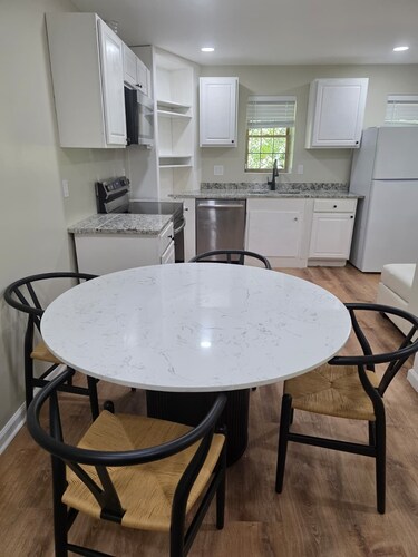 Forest Retreat - 1BR/1BA/Full Kitchen on 1.2 Acre Fenced Property. 1Gbps WiFi