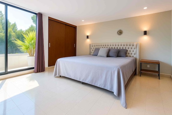 4 bedrooms, desk, iron/ironing board, WiFi (free) - House in Centro: Pool, Garden, Terrace, and Rooftop (Mérida)