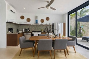 Coffee/tea maker, fridge, oven, stovetop - House in Centro: Pool, Garden, Terrace, and Rooftop (Mérida)