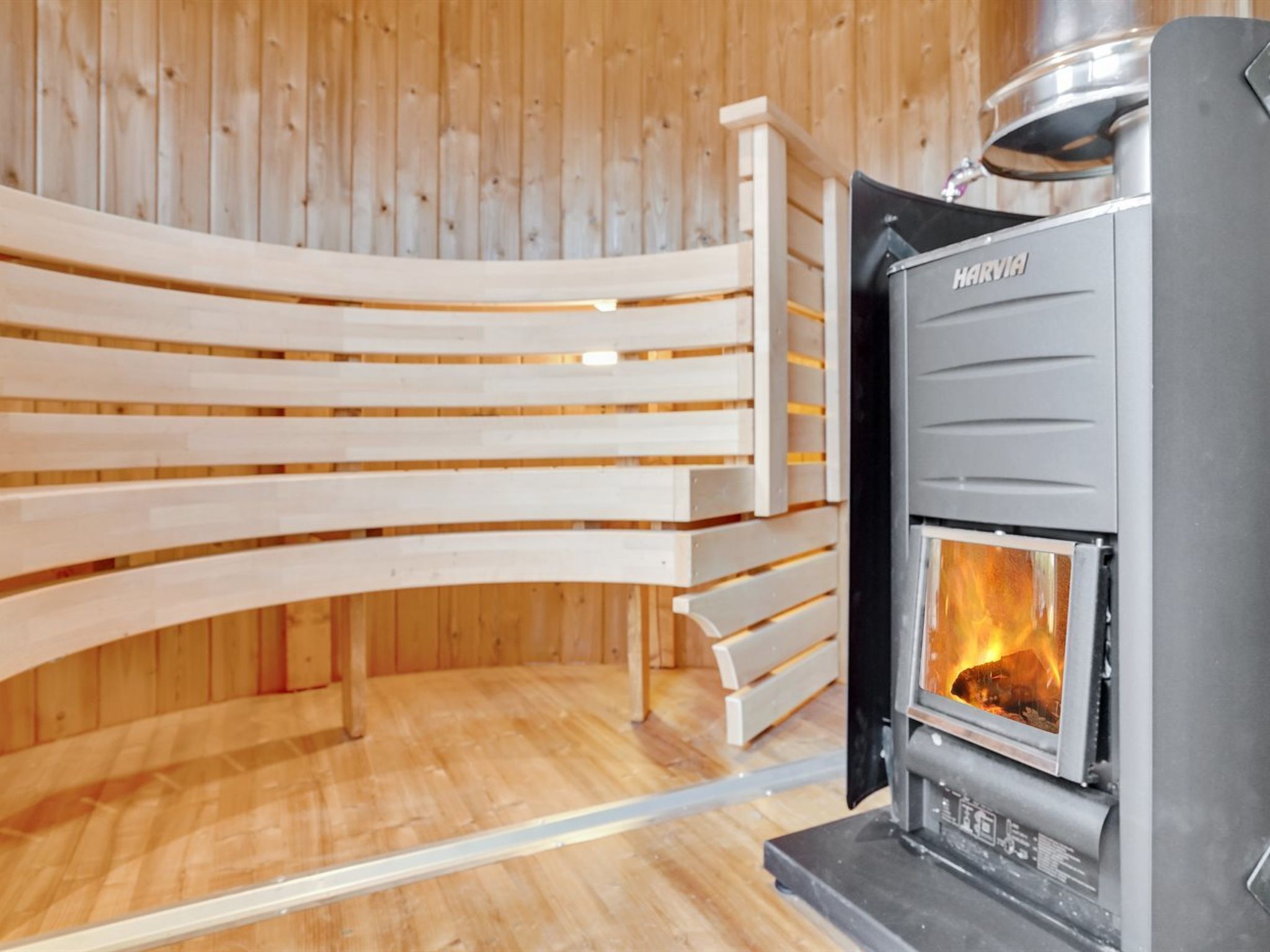 Eine Holzsauna mit einem Harvia Holzofen.