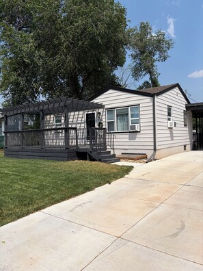 A single-story house with a covered porch and a small front yard. - Delightful 3-bedroom house in Rapid City perfect for your getaway (Rapid City)