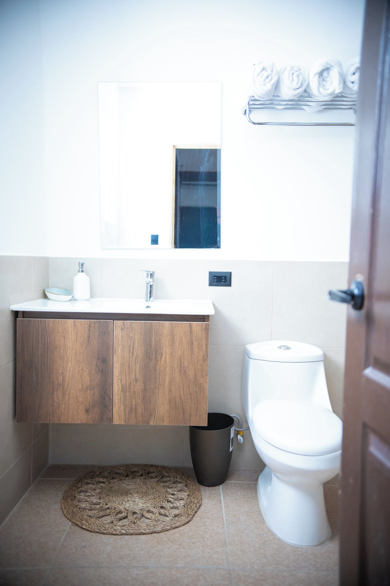 Familien-Doppelzimmer, Stadtblick | Badezimmer | Hausschuhe