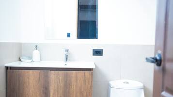 Familien-Doppelzimmer, Stadtblick | Badezimmer | Hausschuhe