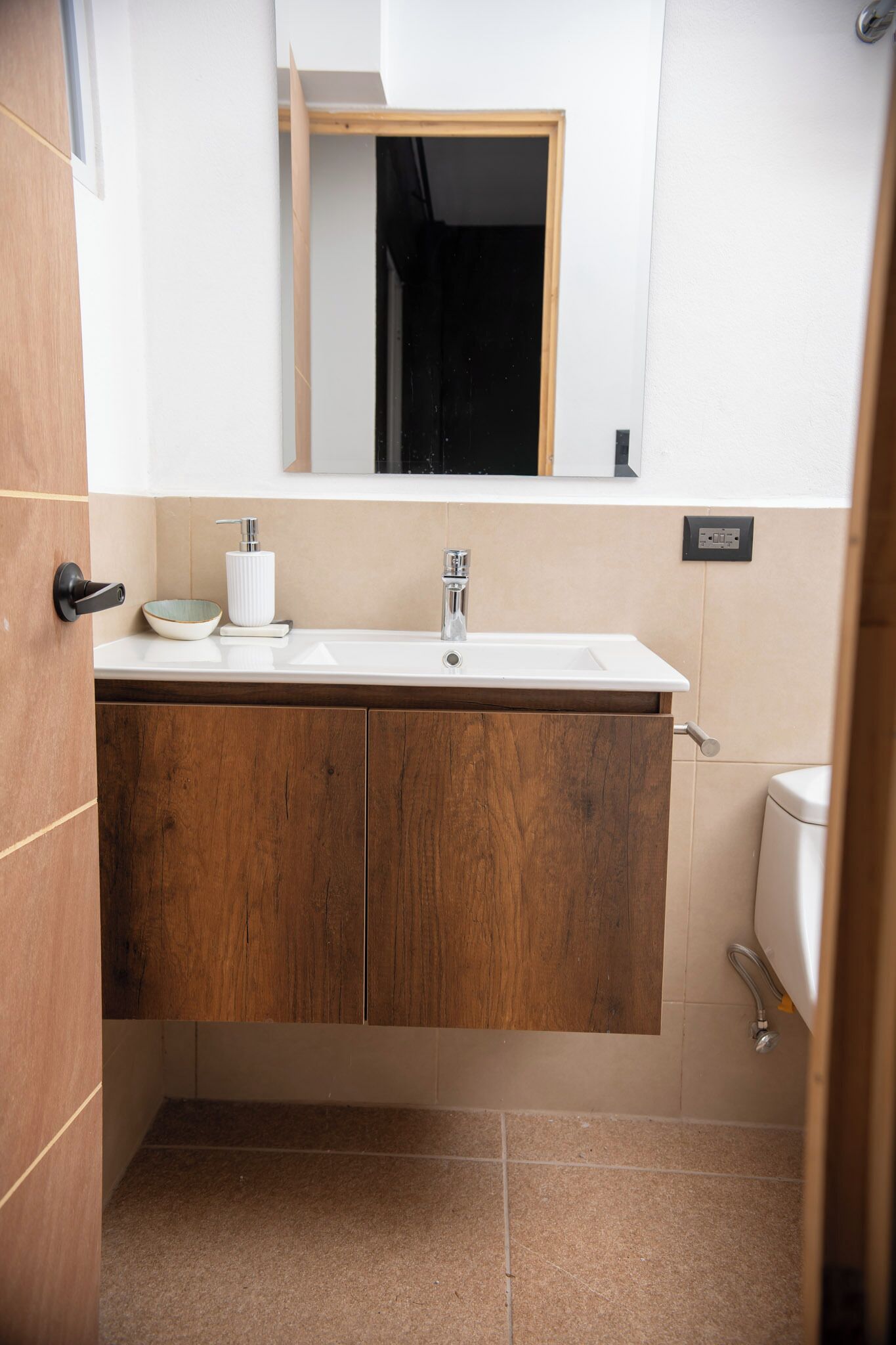 Deluxe-Suite | Badezimmer | Dusche, Regendusche, Hausschuhe, Handtücher