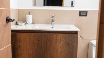 Deluxe-Suite | Badezimmer | Dusche, Regendusche, Hausschuhe, Handtücher