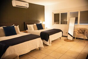 Familien-Doppelzimmer, Stadtblick | Verdunkelungsvorhänge, Bügeleisen/Bügelbrett, kostenloses WLAN