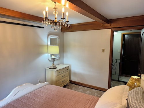 Michigan Farmhouse & Wildflower Retreat, Notre Dame faculty owned, Dog Friendly