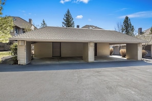 Ein eingeschossiges Gebäude mit überdachter Garage und Auffahrt.