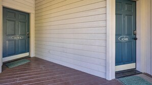 A house with two doors, each marked with a number, and a wooden porch. - River Ridge 420B -Westside Studio, Pool & Hot Tub (Bend)