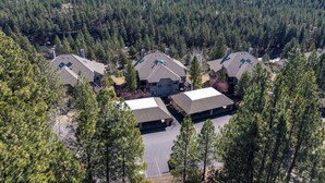 A residential area with multiple houses surrounded by dense forest. - River Ridge 420B -Westside Studio, Pool & Hot Tub (Bend)