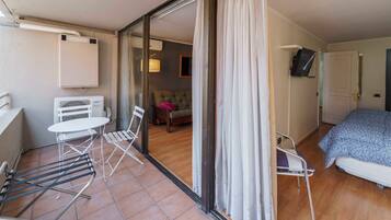 Apartment, Balkon, Stadtblick | Bügeleisen/Bügelbrett, kostenloses WLAN