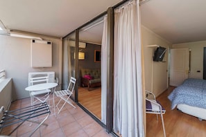 Apartment, Balkon, Stadtblick | Bügeleisen/Bügelbrett, kostenloses WLAN