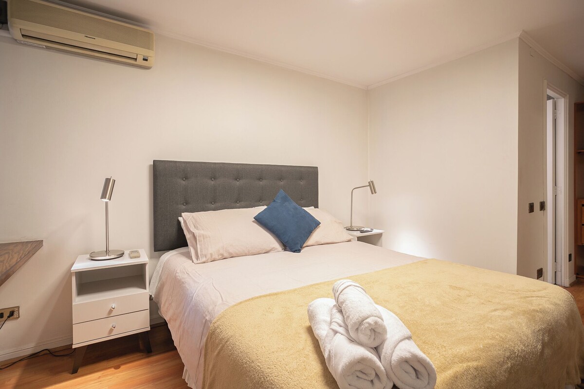 Appartement, balcon, vue sur la ville | Fer et planche à repasser, accès au Wi-Fi (inclus)