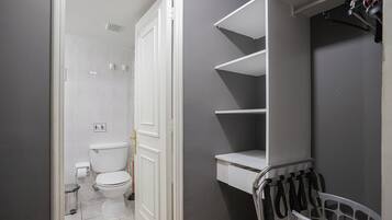 Apartment, Balkon, Stadtblick | Badezimmer | Dusche, kostenlose Toilettenartikel, Haartrockner, Handtücher