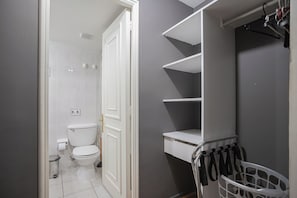 Apartment, Balkon, Stadtblick | Badezimmer | Dusche, kostenlose Toilettenartikel, Haartrockner, Handtücher