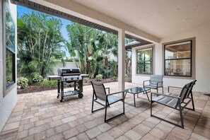 Outdoor dining - Spacious Luxury Home | Beach Access | Resort Living- Sleeps 10 (New Smyrna Beach)