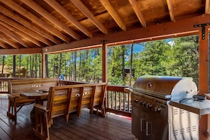 Outdoor dining - RainbowLake-HotTub-GameRoom-Kayaks-Horseshoes-EVCharge-Firepit-Pickleball-7Beds (Pinetop-Lakeside)