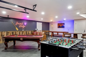 Games room - RainbowLake-HotTub-GameRoom-Kayaks-Horseshoes-EVCharge-Firepit-Pickleball-7Beds (Pinetop-Lakeside)