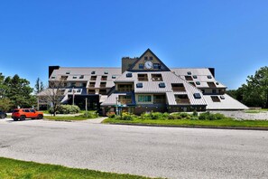 Et hotel i flere etager med et unikt arkitektonisk design, komplet med et markant tårn og flere altaner.