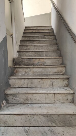 A set of stone steps leading up to a door. - Five Boutique Rooms - Camera 5 (Naples)